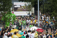 910363 Afbeelding van een van de auto's uit de reclamekaravaan tijdens de officiële start van de Tour de France (Grand ...